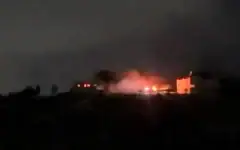 Des maisons situées à la périphérie du village palestinien de Jalud qui auraient été incendiées par des résidents d'implantation le 29 septembre 2026. (Crédit : Capture d'écran/X)