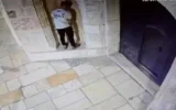 Un Juif semblant tenter d’uriner sur le mur d’enceinte du monastère Saint-Jacques, dans le quartier arménien de la Vieille Ville de Jérusalem, le 28 septembre 2026. (Crédit : Capture d’écran/X)