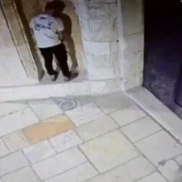 Un Juif semblant tenter d’uriner sur le mur d’enceinte du monastère Saint-Jacques, dans le quartier arménien de la Vieille Ville de Jérusalem, le 28 septembre 2026. (Crédit : Capture d’écran/X)
