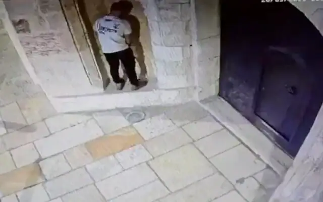Un Juif semblant tenter d’uriner sur le mur d’enceinte du monastère Saint-Jacques, dans le quartier arménien de la Vieille Ville de Jérusalem, le 28 septembre 2026. (Crédit : Capture d’écran/X)