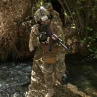 Des soldats de l'armée syrienne patrouillant le long de la frontière syro-libanaise dans la région rurale d'Al-Qusayr, le 1er avril 2026. (Crédit: Bakr Alkasem/AFP)