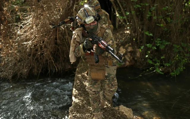 Des soldats de l'armée syrienne patrouillant le long de la frontière syro-libanaise dans la région rurale d'Al-Qusayr, le 1er avril 2026. (Crédit: Bakr Alkasem/AFP)