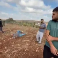 Un homme gît au sol après avoir été touché à la jambe par un tir d’un soldat de l’armée israélienne à la périphérie du village palestinien de Faqoua, près de Jénine, le 12 septembre 2026 (Capture d’écran)