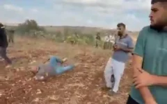 Un homme gît au sol après avoir été touché à la jambe par un tir d’un soldat de l’armée israélienne à la périphérie du village palestinien de Faqoua, près de Jénine, le 12 septembre 2026 (Capture d’écran)
