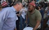 Brad Lander se disputant avec des manifestants antisionistes, à New York, le 29 août 2026. (Crédit : Capture d’écran/FreedomNews TV)
