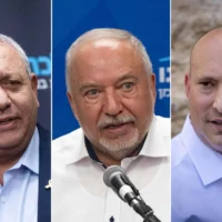 De gauche à droite : Gadi Eisenkot, député de l’Union nationale, à la Knesset le 24 mars 2025 ; Avigdor Liberman, président d’Yisrael Beytenu, à la Knesset le 19 mai 2025 ; l’ancien Premier ministre Naftali Bennett se rend au Mur des Lamentations dans la vieille ville de Jérusalem à l’occasion de la Journée de Jérusalem, le 26 mai 2025. (Crédit: : Yonatan Sindel/Flash90)