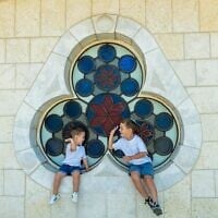 L'extérieur de la synagogue Tiferet, restaurée, située dans le quartier juif de Jérusalem, ouverte au public à l'occasion du Batim Mibifnim, en octobre 2026. (Crédit : Office du tourisme du quartier juif)