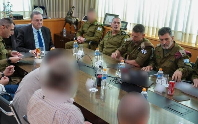 Le ministre de la Défense, Israel Katz (à gauche), rencontre de hauts responsables militaires et de la défense, le 3 septembre 2026. (Crédit: Ariel Hermoni/Ministère de la Défense)