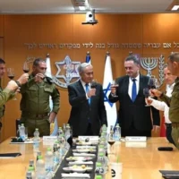 Le Premier ministre Benjamin Netanyahu (au centre) lors d'un toast pour Rosh Hashanah avec l'Etat-major de l'armée israélienne, le 3 septembre 2026. (Haim Zach/Service de Presse du Gouvernement)