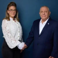 Adi Altschuler (à gauche) et Gadi Eisenkot sur une photo publiée le 6 septembre 2026. (Crédit : Yahav Trodler/Yashar)