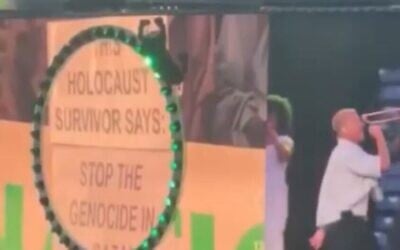 Macklemore se produisant au MetLife Stadium d'East Rutherford, dans le New Jersey, le 5 septembre 2026, tandis qu'un écran derrière lui affiche le message suivant : « Un survivant de la Shoah appelle à mettre fin au génocide à Gaza. » (Crédit : Capture d'écran/X) Macklemore se produisant au MetLife Stadium d'East Rutherford, dans le New Jersey, le 5 septembre 2026, tandis qu'un écran derrière lui affiche le message suivant : « Un survivant de la Shoah appelle à mettre fin au génocide à Gaza. » (Crédit : Capture d'écran/X)