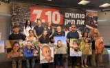 Des proches des victimes du 7 octobre 2023 tenant une conférence de presse pour dévoiler le « Dossier 7/10 », qui accuse le Premier ministre Benjamin Netanyahu de ne pas avoir empêché l’attaque, le 15 septembre 2026. (Crédit : Panel des familles du 7-Octobre)