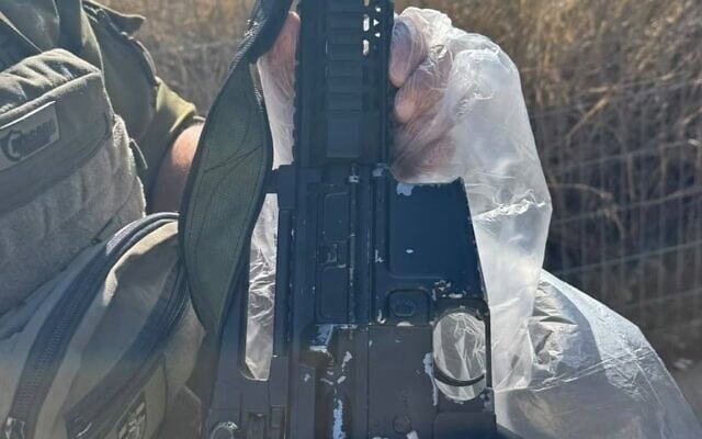 L'arme utilisée par un terroriste palestinien lors d'une fusillade près d'une source en Cisjordanie, le 20 septembre 2026. (Crédit : Armée israélienne)
