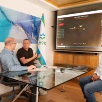 De droite à gauche : Avi Atiya, vice-président des systèmes d'information et du numérique chez Clalit, Nadav Zafrir, PDG de Check Point, et le Pr. Eytan Wirtheim, PDG de Clalit, sur une photo publiée le 28 septembre 2026. (Crédit : Raanan Cohen/Clalit)