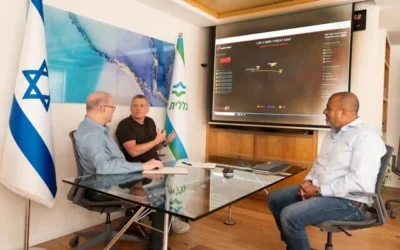 De droite à gauche : Avi Atiya, vice-président des systèmes d'information et du numérique chez Clalit, Nadav Zafrir, PDG de Check Point, et le Pr. Eytan Wirtheim, PDG de Clalit, sur une photo publiée le 28 septembre 2026. (Crédit : Raanan Cohen/Clalit)