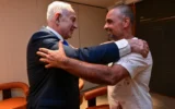 Le Premier ministre Benjamin Netanyahu rencontrant Yaniv, l'un des Israéliens qui ont aidé à maîtriser un copilote de Flydubai qui aurait tenté de détourner et de faire s'écraser un avion rempli d'Israéliens, lors du retour des passagers à l'aéroport Ben Gurion, le 30 septembre 2026. (Crédit : Kobi Gideon/GPO)
