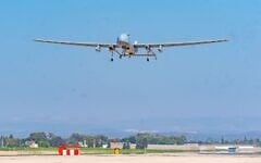 Un drone IAI Eitan de l'armée de l'air israélienne atterrissant sur une base aérienne en Israël après avoir mené des opérations en Iran, sur une photo de presse publiée le 22 juin 2025. (Crédit : Armée israélienne)