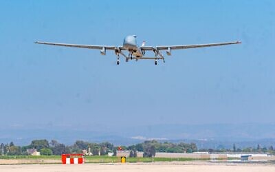Un drone IAI Eitan de l'armée de l'air israélienne atterrissant sur une base aérienne en Israël après avoir mené des opérations en Iran, sur une photo de presse publiée le 22 juin 2025. (Crédit : Armée israélienne)