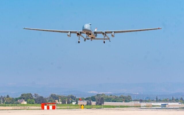 Un drone IAI Eitan de l'armée de l'air israélienne atterrissant sur une base aérienne en Israël après avoir mené des opérations en Iran, sur une photo de presse publiée le 22 juin 2025. (Crédit : Armée israélienne)