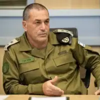 Le chef d’état-major de l’armée israélienne, le lieutenant-général Eyal Zamir, au centre de commandement principal de Tsahal, le 6 septembre 2026. (Crédit : Armée israélienne)
