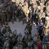 Le chef d'état-major de l'armée israélienne, le lieutenant-général Eyal Zamir, s'adressant aux soldats à la base d'entraînement de Tzeelim, dans le sud d'Israël, lors d'un important exercice surprise, le 6 septembre 2026. (Crédit : Armée israélienne)
