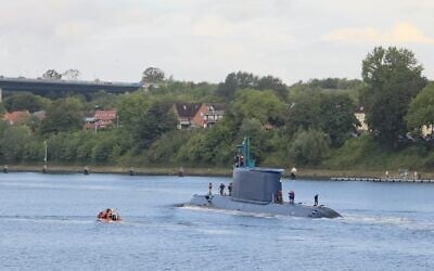 Le sous-marin INS Drakon de la Marine israélienne traverse l'Allemagne, en route vers Israël, sur une photo publiée le 23 septembre 2026. (Crédit : Armée israélienne)