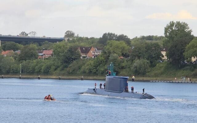 Le sous-marin INS Drakon de la Marine israélienne traverse l'Allemagne, en route vers Israël, sur une photo publiée le 23 septembre 2026. (Crédit : Armée israélienne)