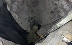 Des soldats de l'unité d'élite du Corps du Génie Militaire Yahalom dans un puits, à Qalqilya, en Cisjordanie, le 23 septembre 2026. (Crédit : Armée israélienne)