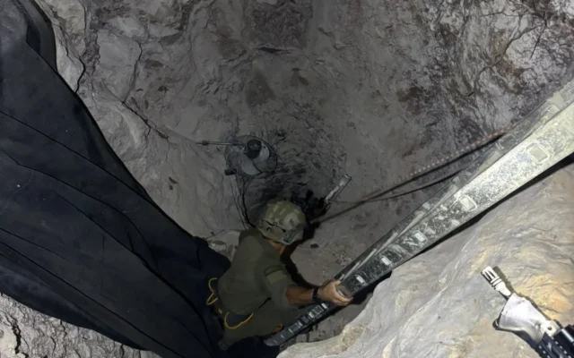 Des soldats de l'unité d'élite du Corps du Génie Militaire Yahalom dans un puits, à Qalqilya, en Cisjordanie, le 23 septembre 2026. (Crédit : Armée israélienne)