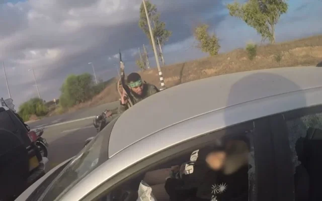 Capture d’écran d’une vidéo filmée par une caméra corporelle du Hamas montrant des terroristes s’approchant d’un véhicule israélien lors du pogrom commis   par l’organisation terroriste, le 7 octobre 2023 dans le sud d’Israël, des images qui ont été diffusée par Tsahal et par le Bureau de presse du gouvernement. (Capture d’écran)