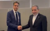 Le ministre britannique des Affaires étrangères, Ed Miliband, et son homologue iranien, Abbas Araghchi, en marge de l’Assemblée générale des Nations unies, le 25 septembre 2026. (Crédit : Capture d’écran/X)