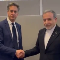 Le ministre britannique des Affaires étrangères, Ed Miliband, et son homologue iranien, Abbas Araghchi, en marge de l’Assemblée générale des Nations unies, le 25 septembre 2026. (Crédit : Capture d’écran/X)