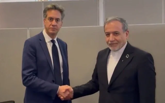 Le ministre britannique des Affaires étrangères, Ed Miliband, et son homologue iranien, Abbas Araghchi, en marge de l’Assemblée générale des Nations unies, le 25 septembre 2026. (Crédit : Capture d’écran/X) Le ministre britannique des Affaires étrangères, Ed Miliband, et son homologue iranien, Abbas Araghchi, en marge de l’Assemblée générale des Nations unies, le 25 septembre 2026. (Crédit : Capture d’écran/X)