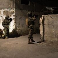Des soldats de l'armée israélienne en mission dans la ville de Naplouse, en Cisjordanie, sur une photo publiée le 4 septembre 2026. (Crédit : Armée israélienne)