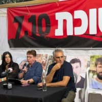 De gauche à droite : Yasmin Porat, Gabriela Leimberg et Michel Illouz à la "Soucca de l'Échec", le 28 septembre 2026. (Crédit : Jessica Steinberg/Times of Israel)