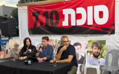 De gauche à droite : Yasmin Porat, Gabriela Leimberg et Michel Illouz à la "Soucca de l'Échec", le 28 septembre 2026. (Crédit : Jessica Steinberg/Times of Israel)