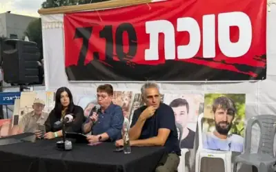 De gauche à droite : Yasmin Porat, Gabriela Leimberg et Michel Illouz à la "Soucca de l'Échec", le 28 septembre 2026. (Crédit : Jessica Steinberg/Times of Israel)