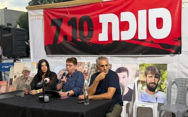 De gauche à droite : Yasmin Porat, Gabriela Leimberg et Michel Illouz à la "Soucca de l'Échec", le 28 septembre 2026. (Crédit : Jessica Steinberg/Times of Israel)