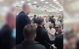 Le Premier ministre Benjamin Netanyahu est accueilli par des étudiants en yeshiva dans la ville de Sderot, dans le sud du pays, le 2 septembre 2026. (Crédit : Michael Shemesh/X)