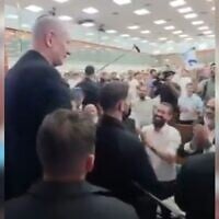 Le Premier ministre Benjamin Netanyahu est accueilli par des étudiants en yeshiva dans la ville de Sderot, dans le sud du pays, le 2 septembre 2026. (Crédit : Michael Shemesh/X)