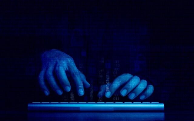 Illustration : Une personne tapant sur un clavier dans le cadre d'une cyberattaque. (Crédit : Techa Tungateja ; iStock par Getty Images)