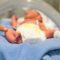 Illustration : Un bébé prématuré dans une couveuse d'une unité de soins intensifs. (Crédit : Pixelistanbul via iStock)