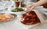 Illustration : Une table de Shabbat. (Crédit : iStock by Getty Images)