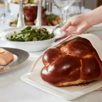 Illustration : Une table de Shabbat. (Crédit : iStock by Getty Images)