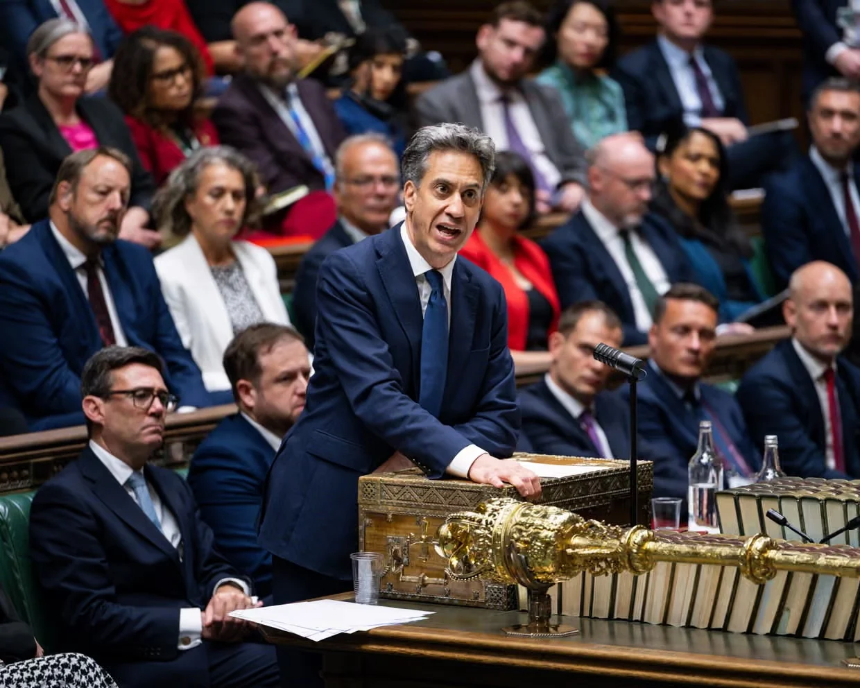 Le ministre des Affaires étrangères, Ed Miliband, s'adressant à la Chambre des communes pour annoncer l'interdiction de toute relation commerciale avec les implantations de Cisjordanie, le 8 septembre 2026. (Crédit : Chambre des communes) Le ministre des Affaires étrangères, Ed Miliband, s'adressant à la Chambre des communes pour annoncer l'interdiction de toute relation commerciale avec les implantations de Cisjordanie, le 8 septembre 2026. (Crédit : Chambre des communes)