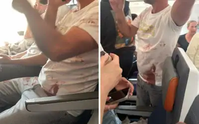 Un tee-shirt maculé de sang à bord du vol Flydubai reliant Dubaï à Tel Aviv qui a connu une situation d'urgence en vol ; le copilote a été maîtrisé après avoir poignardé le commandant de bord dans le but présumé de faire s'écraser l'avion rempli d'Israéliens, le 30 septembre 2026. (Crédits : Réseaux sociaux ; utilisées conformément à l'article 27a de la loi sur le droit d'auteur)