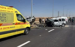 Une ambulance du Magen David Adom se tient devant deux véhicules qui sont entrés en collision sur la route 310, dans le sud d’Israël, le 17 septembre 2026. (Crédit: Magen David Adom)