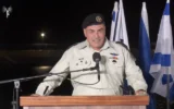 Le chef d'état-major de l'armée israélienne, le lieutenant-général Eyal Zamir, intervenant lors d'une cérémonie marquant l'arrivée du sous-marin INS Drakon de la Marine israélienne, à la base navale de Haïfa, le 24 septembre 2026. (Crédit : Capture d'écran/Armée israélienne)