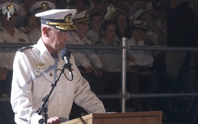 Le vice-amiral Eyal Harel, chef de la marine israélienne, prenant la parole lors d'une cérémonie de remise des diplômes aux officiers à la base navale de Haïfa, le 8 septembre 2026. (Crédit : Capture d'écran/Armée israélienne)