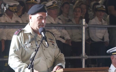 Le chef d'état-major de l'armée israélienne, le lieutenant-général Eyal Zamir, prend la parole lors d'une cérémonie de remise des diplômes aux officiers de la Marine à la base navale de Haïfa, le 8 septembre 2026. (Capture d'écran : Armée israélienne) Le chef d'état-major de l'armée israélienne, le lieutenant-général Eyal Zamir, prend la parole lors d'une cérémonie de remise des diplômes aux officiers de la Marine à la base navale de Haïfa, le 8 septembre 2026. (Capture d'écran : Armée israélienne)